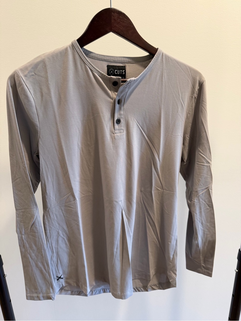 Cuts Clothing Men's Long-Sleeve Henley in Gray